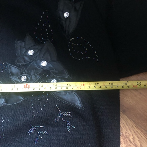 Vintage Floral Appliqué Knit Sweater - Picture 8 of 9